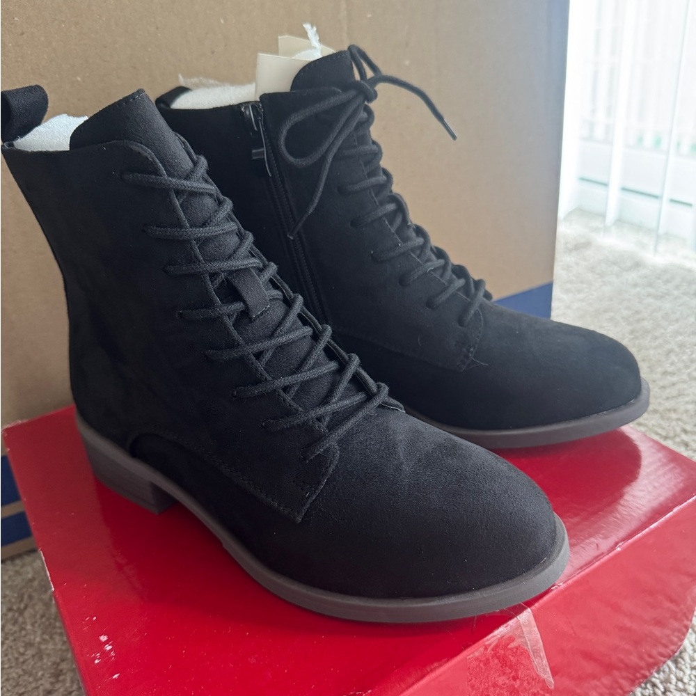 6.5WD Journee Vienna Combat Boot- Black Lace-Up Ankle Boots